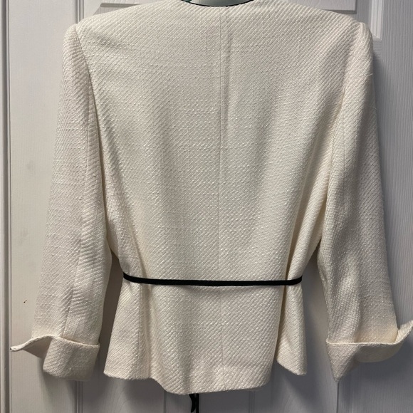 🌟🌟SALE. Lovely Kenneth Jay Lane off white 2 piece skirt suit Size 10🌟🌟 - Picture 4 of 10